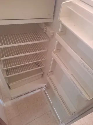 Mueble de madera, frigorífico y congelador