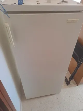 Mueble de madera, frigorífico y congelador