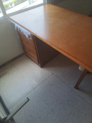 Mueble de madera, frigorífico y congelador