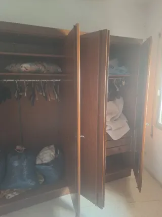 Mueble de madera, frigorífico y congelador