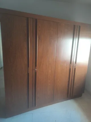 Mueble de madera, frigorífico y congelador