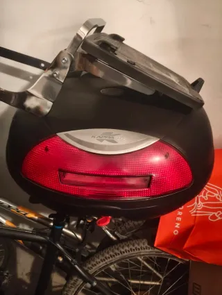 Baúl Kappa Suzuki Marauder 48L Negro/Rojo