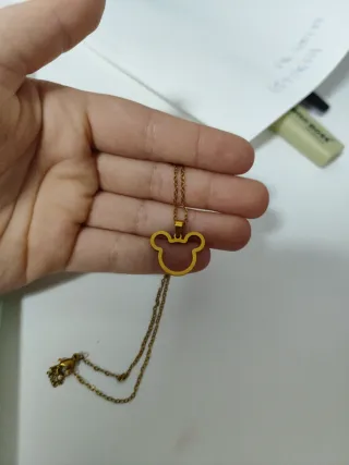 Collar con colgante de oso dorado