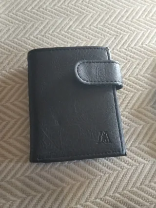 Cartera de piel naranja con diseño y cartera negra