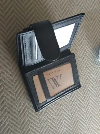 Cartera de piel naranja con diseño y cartera negra