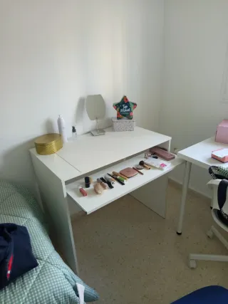 Escritorio blanco con cajón