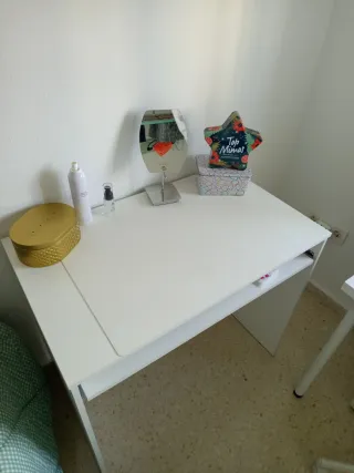 Escritorio blanco con cajón