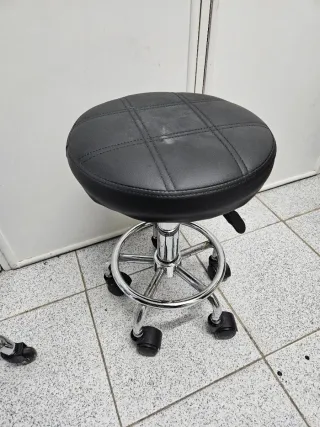 Taburete con ruedas metal y plástico