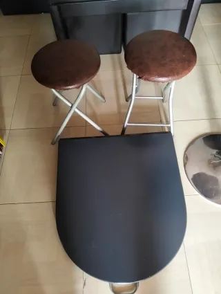 Mesa plegable y 2 banquetas