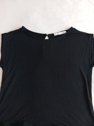 Camiseta negra con plumas