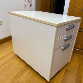 Cajonera de oficina blanca con ruedas y llave