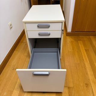 Cajonera de oficina blanca con ruedas y llave