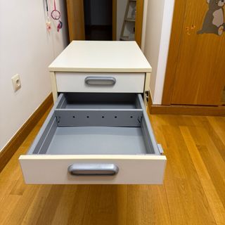 Cajonera de oficina blanca con ruedas y llave