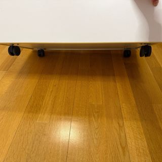 Cajonera de oficina blanca con ruedas y llave