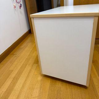 Cajonera de oficina blanca con ruedas y llave