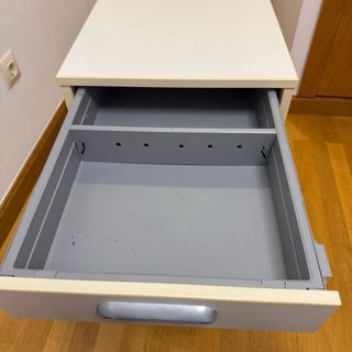 Cajonera de oficina blanca con ruedas y llave