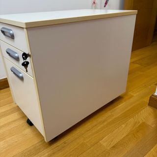 Cajonera de oficina blanca con ruedas y llave