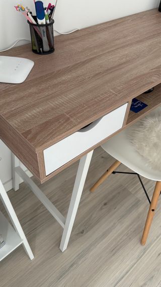 Mesa escritorio Jysk madera y blanco.