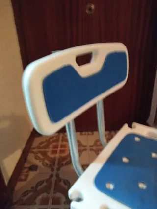 Silla de baño azul y blanca