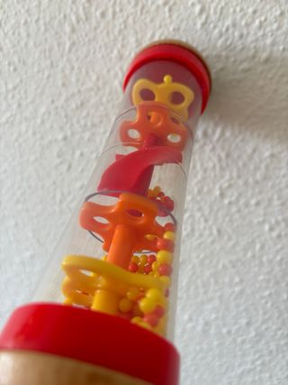 Sonajero lluvia Hape de madera y plástico