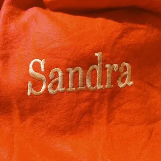 Manta Snug~Rug con bolsillo. Bordado con Sandra