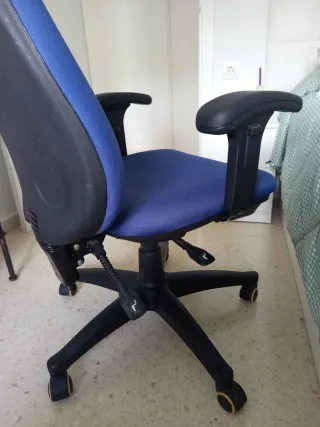 Silla de escritorio azul y negra