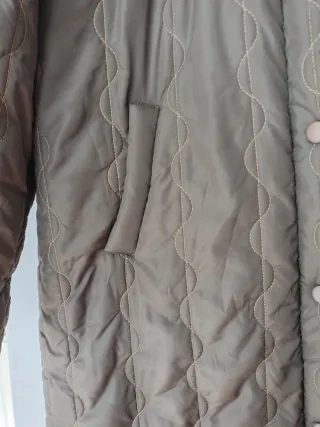 Abrigo acolchado marrón con capucha