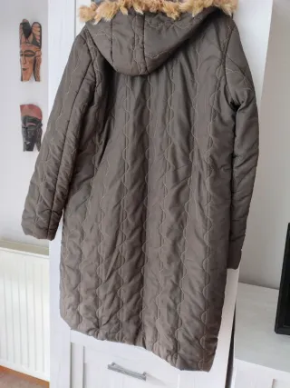 Abrigo acolchado marrón con capucha