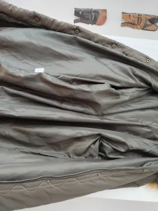 Abrigo acolchado marrón con capucha