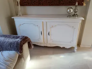 Aparador blanco y plateado