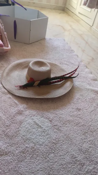 Sombrero de ala ancha con plumas y guantes