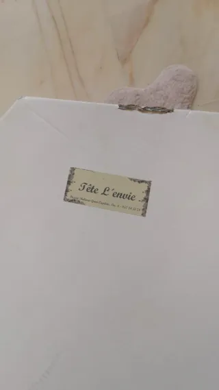 Sombrero de ala ancha con plumas y guantes