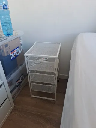 Mesita de noche con cajones metálica