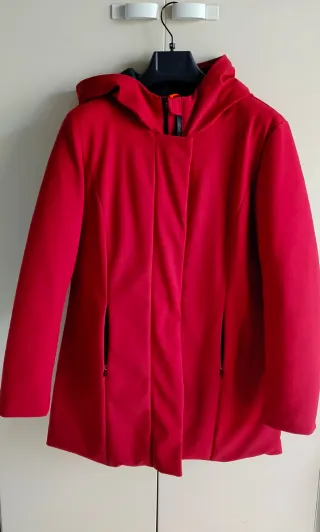 Giubbotto rosso lungo con cappuccio