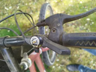 Bicicleta roja de montaña