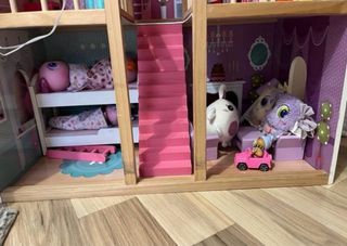 Casa de muñecas de madera