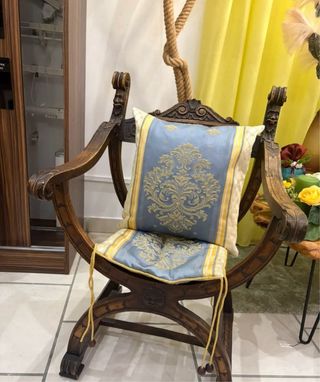 Sedia antica in legno intagliata