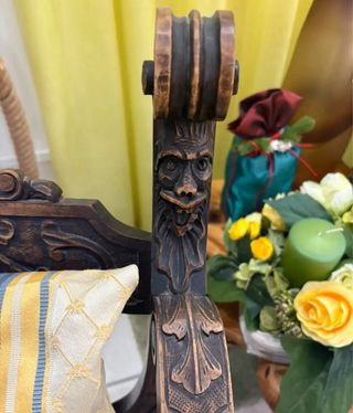 Sedia antica in legno intagliata