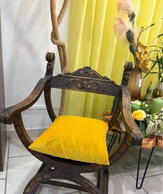 Sedia antica in legno intagliata