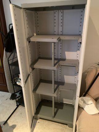 Mueble de plástico blanco y gris