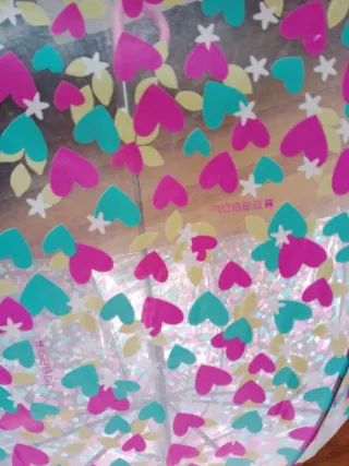 Paraguas transparente con corazones