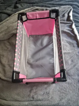 Cuna de muñecas rosa y gris