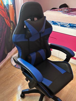 Escritorio negro en forma de L y silla gamer