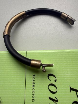 Pulsera Plata y Goma La pulsera es de plata tiene