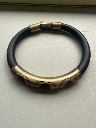 Pulsera Plata y Goma La pulsera es de plata tiene