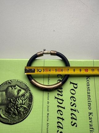 Pulsera Plata y Goma La pulsera es de plata tiene