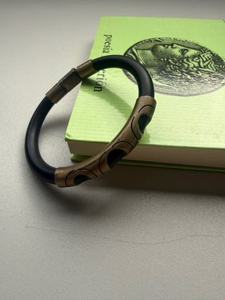 Pulsera Plata y Goma La pulsera es de plata tiene