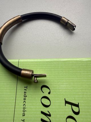 Pulsera Plata y Goma La pulsera es de plata tiene