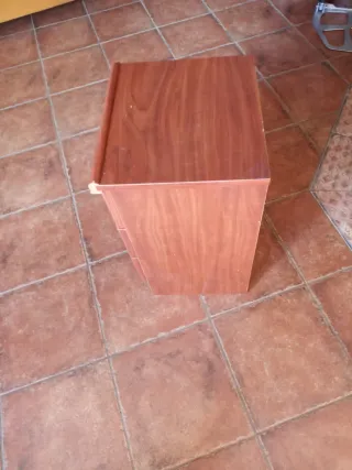 Mesita de noche de madera