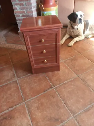 Mesita de noche de madera